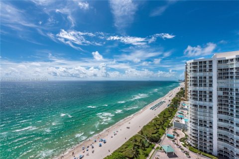 Condo in Sunny Isles Beach, Florida, 2 bedrooms № 1865366 - photo 1