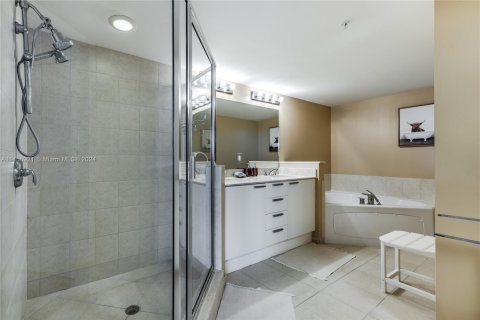 Condo in Sunny Isles Beach, Florida, 2 bedrooms № 1865366 - photo 17