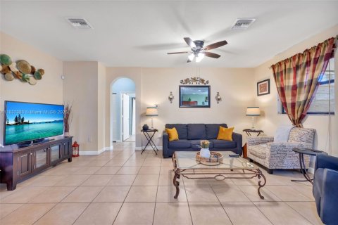 House in Cutler Bay, Florida 5 bedrooms, 302.49 sq.m. № 1850913 - photo 11