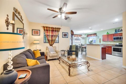 House in Cutler Bay, Florida 5 bedrooms, 302.49 sq.m. № 1850913 - photo 9