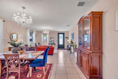 House in Cutler Bay, Florida 5 bedrooms, 302.49 sq.m. № 1850913 - photo 6