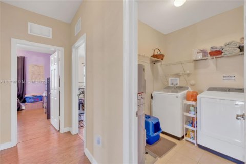House in Cutler Bay, Florida 5 bedrooms, 302.49 sq.m. № 1850913 - photo 22