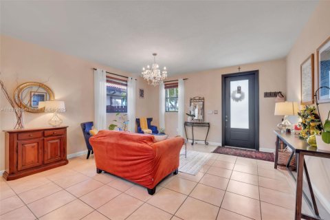 House in Cutler Bay, Florida 5 bedrooms, 302.49 sq.m. № 1850913 - photo 4