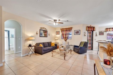 House in Cutler Bay, Florida 5 bedrooms, 302.49 sq.m. № 1850913 - photo 10