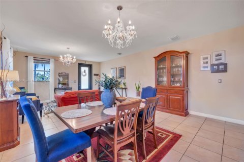 House in Cutler Bay, Florida 5 bedrooms, 302.49 sq.m. № 1850913 - photo 7