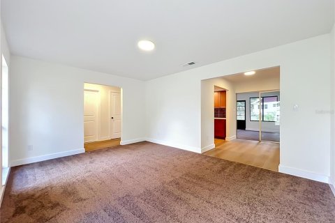 House in Altamonte Springs, Florida 4 bedrooms, 174.84 sq.m. № 2151489 - photo 10