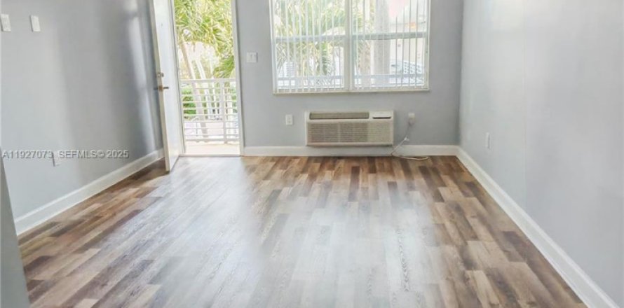 Студия в Майами, Флорида № 1985975