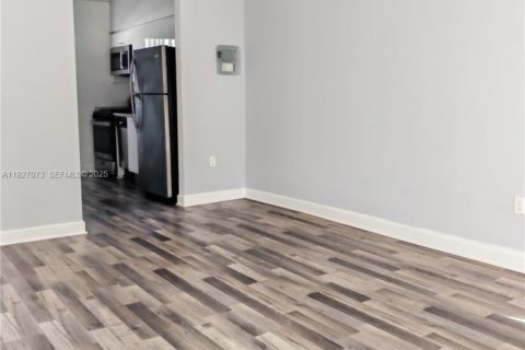 Снять в аренду квартиру в Майами, Флорида 39.02м2, № 1985975 - фото 6