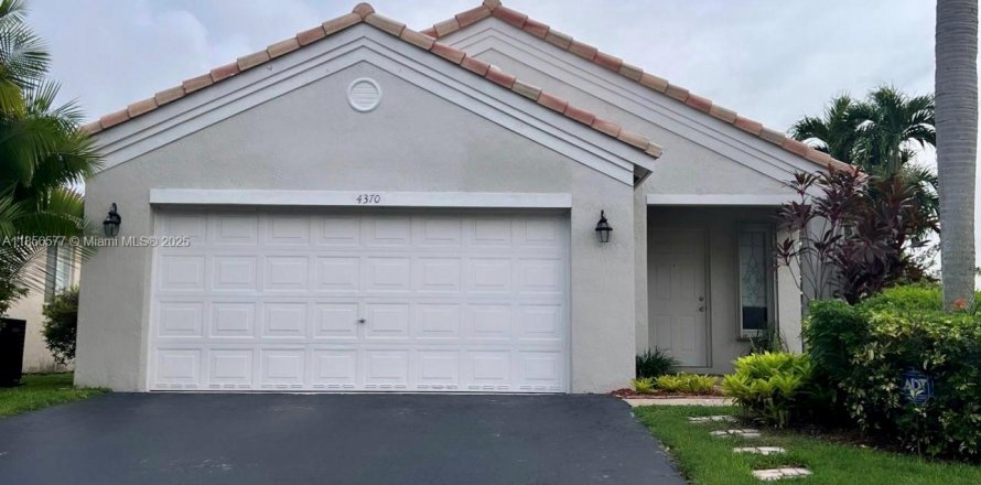 House in Weston, Florida 3 bedrooms, 125.14 sq.m. № 1882507