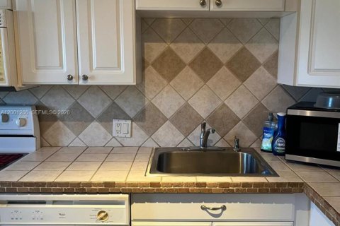 Condo in Pompano Beach, Florida, 1 bedroom  № 2065841 - photo 2