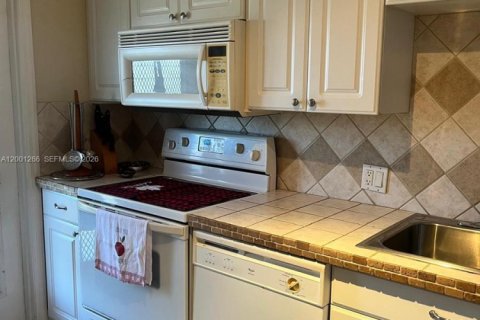 Condo in Pompano Beach, Florida, 1 bedroom  № 2065841