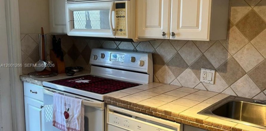 Condo in Pompano Beach, Florida, 1 bedroom  № 2065841