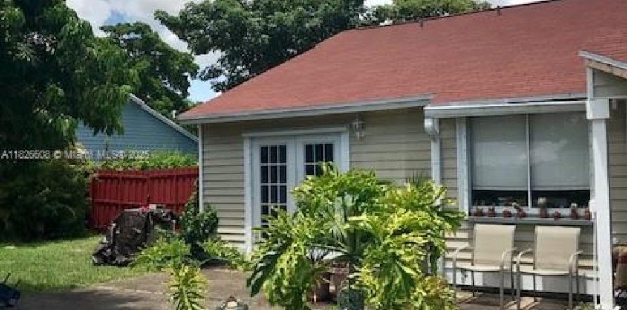 Immobilier commercial à Miami, Floride 1 chambre, 161.09 m2 № 1796304