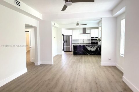 Villa ou maison à vendre à Miami, Floride: 3 chambres, 129.13 m2 № 2071864 - photo 13
