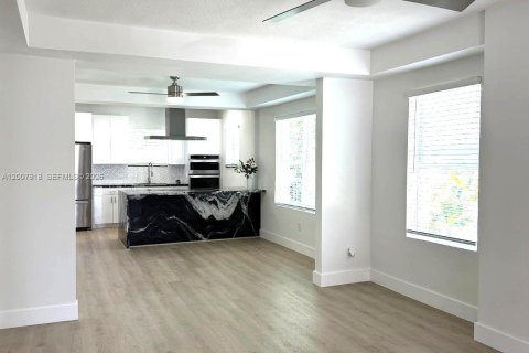 Villa ou maison à vendre à Miami, Floride: 3 chambres, 129.13 m2 № 2071864 - photo 4