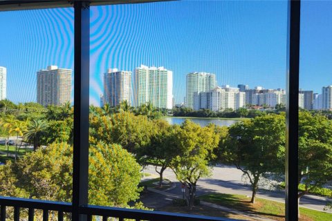 Condo in Aventura, Florida, 1 bedroom  № 1728575 - photo 2