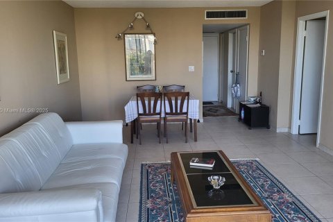 Condo in Aventura, Florida, 1 bedroom  № 1728575 - photo 6