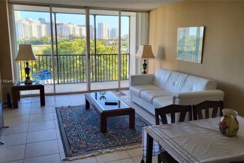 Condo in Aventura, Florida, 1 bedroom  № 1728575 - photo 8