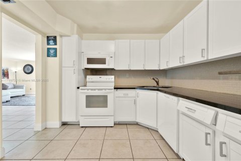Condominio en venta en Aventura, Florida, 2 dormitorios, 99.68 m2 № 1861618 - foto 17