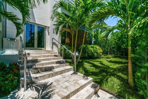 Villa ou maison à louer à Miami Beach, Floride: 5 chambres, 278.71 m2 № 1985273 - photo 9