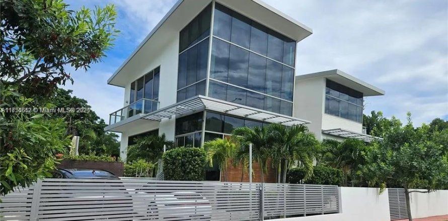 Villa ou maison à Miami Beach, Floride 5 chambres, 278.71 m2 № 1985273
