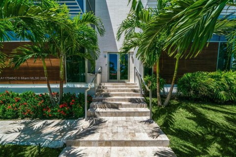Villa ou maison à louer à Miami Beach, Floride: 5 chambres, 278.71 m2 № 1985273 - photo 8