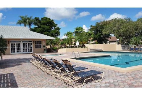 Condo in Pembroke Pines, Florida, 2 bedrooms  № 1871968 - photo 4