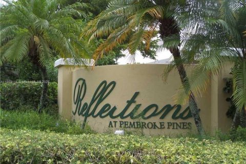 Condo in Pembroke Pines, Florida, 2 bedrooms  № 1871968 - photo 2