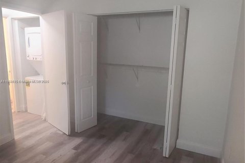 Снять в аренду кондоминиум в Пемброк-Пайнс, Флорида 2 спальни, 79.34м2, № 1871968 - фото 26