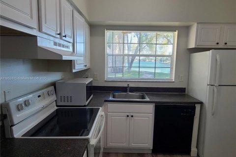 Condo in Pembroke Pines, Florida, 2 bedrooms  № 1871968 - photo 15