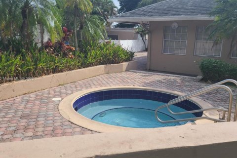 Condominio en alquiler en Pembroke Pines, Florida, 2 dormitorios, 79.34 m2 № 1871968 - foto 5