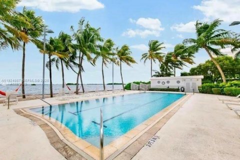 Condo in Miami, Florida, 2 bedrooms № 1985690 - photo 1