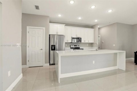 Casa en venta en Lehigh Acres, Florida, 3 dormitorios, 147.53 m2 № 2001702 - foto 12