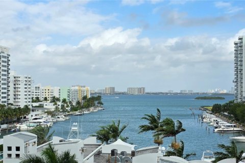 Condominio en venta en North Bay Village, Florida, 2 dormitorios, 116.22 m2 № 1993856 - foto 1