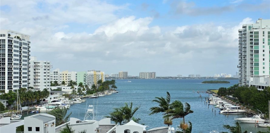 Condominio en North Bay Village, Florida, 2 dormitorios  № 1993856