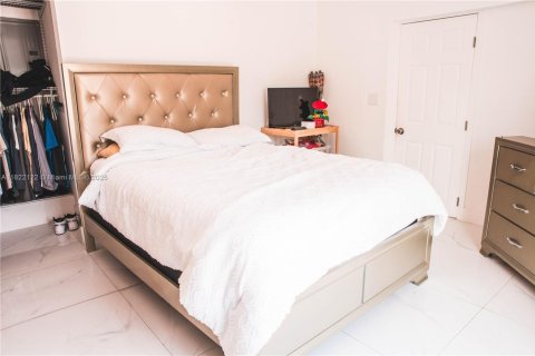 House in Miami, Florida 5 bedrooms, 176.61 sq.m. № 1960618 - photo 24