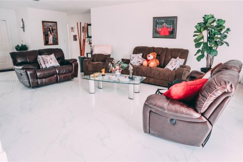 House in Miami, Florida 5 bedrooms, 176.61 sq.m. № 1960618 - photo 5