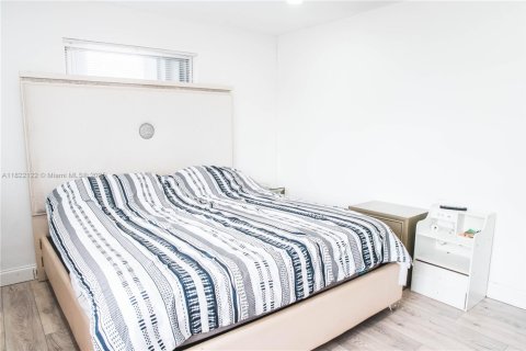 House in Miami, Florida 5 bedrooms, 176.61 sq.m. № 1960618 - photo 18