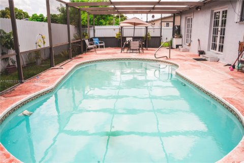 House in Miami, Florida 5 bedrooms, 176.61 sq.m. № 1960618 - photo 27