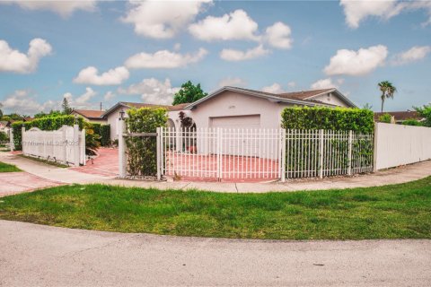 House in Miami, Florida 5 bedrooms, 176.61 sq.m. № 1960618 - photo 3
