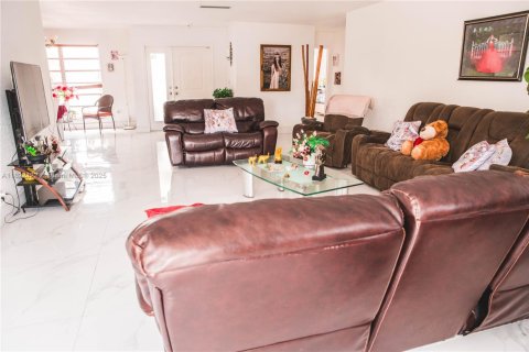 House in Miami, Florida 5 bedrooms, 176.61 sq.m. № 1960618 - photo 6