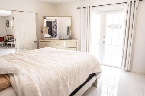 House in Miami, Florida 5 bedrooms, 176.61 sq.m. № 1960618 - photo 23