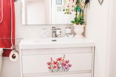 House in Miami, Florida 5 bedrooms, 176.61 sq.m. № 1960618 - photo 22