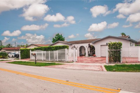 House in Miami, Florida 5 bedrooms, 176.61 sq.m. № 1960618 - photo 2