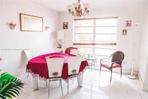 House in Miami, Florida 5 bedrooms, 176.61 sq.m. № 1960618 - photo 9