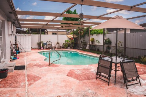 House in Miami, Florida 5 bedrooms, 176.61 sq.m. № 1960618 - photo 25