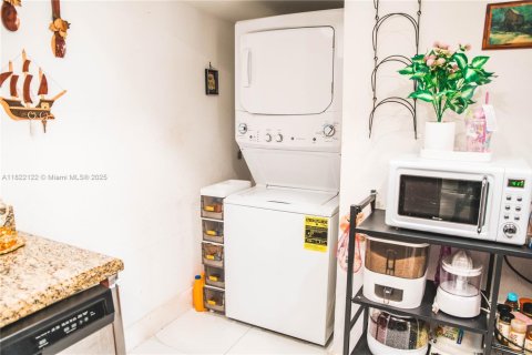 House in Miami, Florida 5 bedrooms, 176.61 sq.m. № 1960618 - photo 12