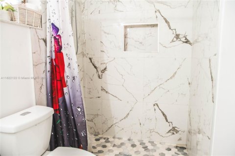 House in Miami, Florida 5 bedrooms, 176.61 sq.m. № 1960618 - photo 17