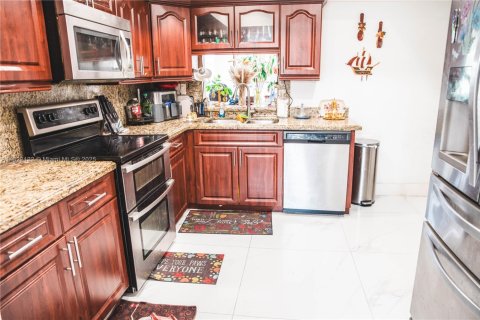 House in Miami, Florida 5 bedrooms, 176.61 sq.m. № 1960618 - photo 10