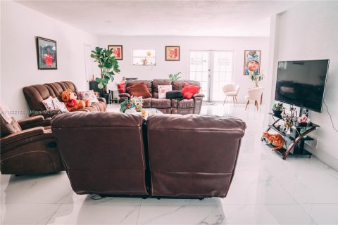 House in Miami, Florida 5 bedrooms, 176.61 sq.m. № 1960618 - photo 4